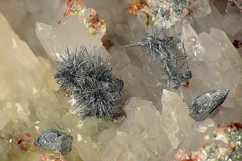 Fotografie minerálu Bizmutinit z lokality Krupka, štola Barbora, Czech Republic