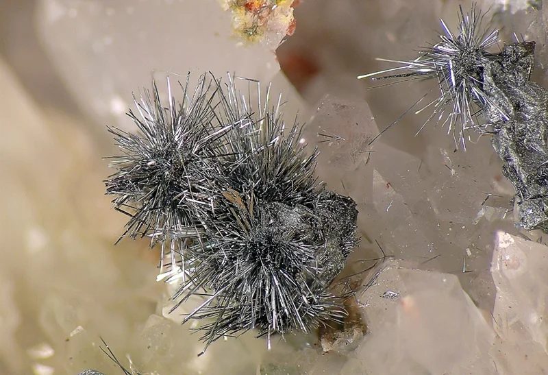 Fotografie minerálu Bizmutinit z lokality Krupka, štola Barbora, Czech Republic