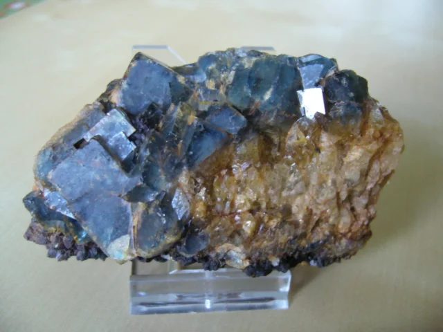 Fotografie minerálu Fluorit z lokality Černý Potok, Czech Republic