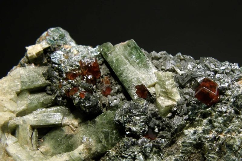 Fotografie minerálů Chlorit, Diopsid, Grossulár z lokality Ala, Italy