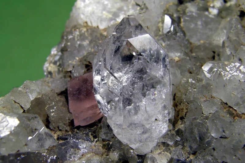 Fotografie minerálů Fluorit, Křemen (var. křišťál) z lokality Zinggenstock, Switzerland