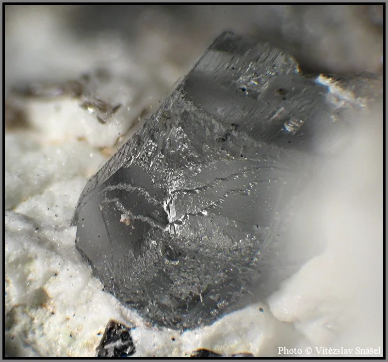 Fotografie minerálu Topaz z lokality Hubský peň, Horní Slavkov, Czech Republic