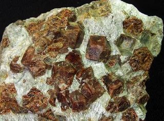 Fotografie minerálu Almandin z lokality Gaisbergferner, Czech Republic