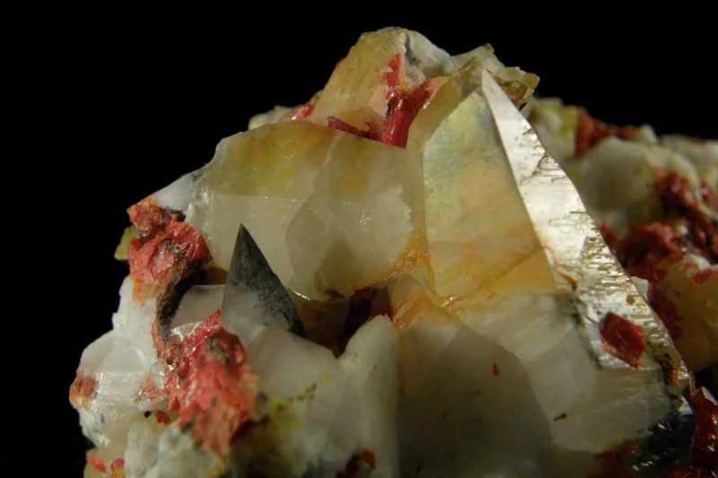 Fotografie minerálů Kalcit, Realgar z lokality Shimen, Hunan, China