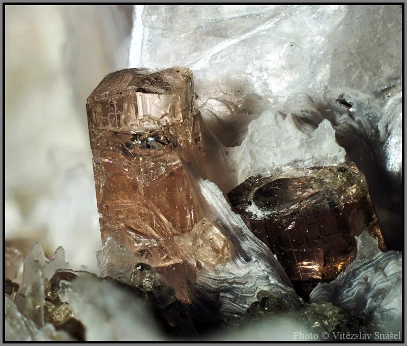 Fotografie minerálu Elbait (var. rubelit) z lokality Malkhan, Russia