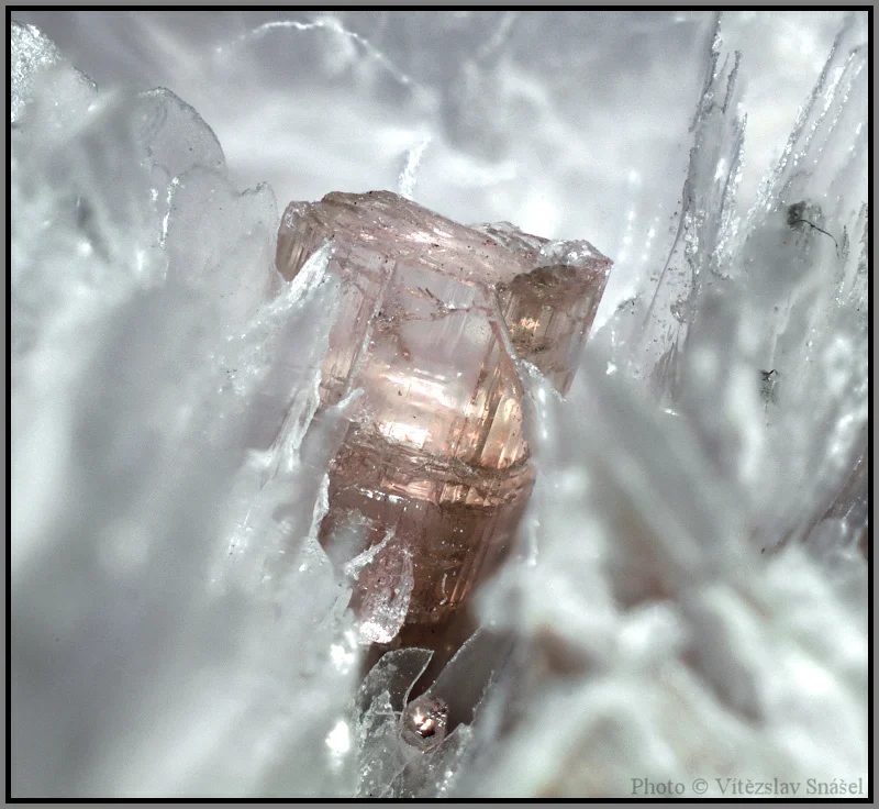 Fotografie minerálu Elbait (var. rubelit) z lokality Malkhan, Russia