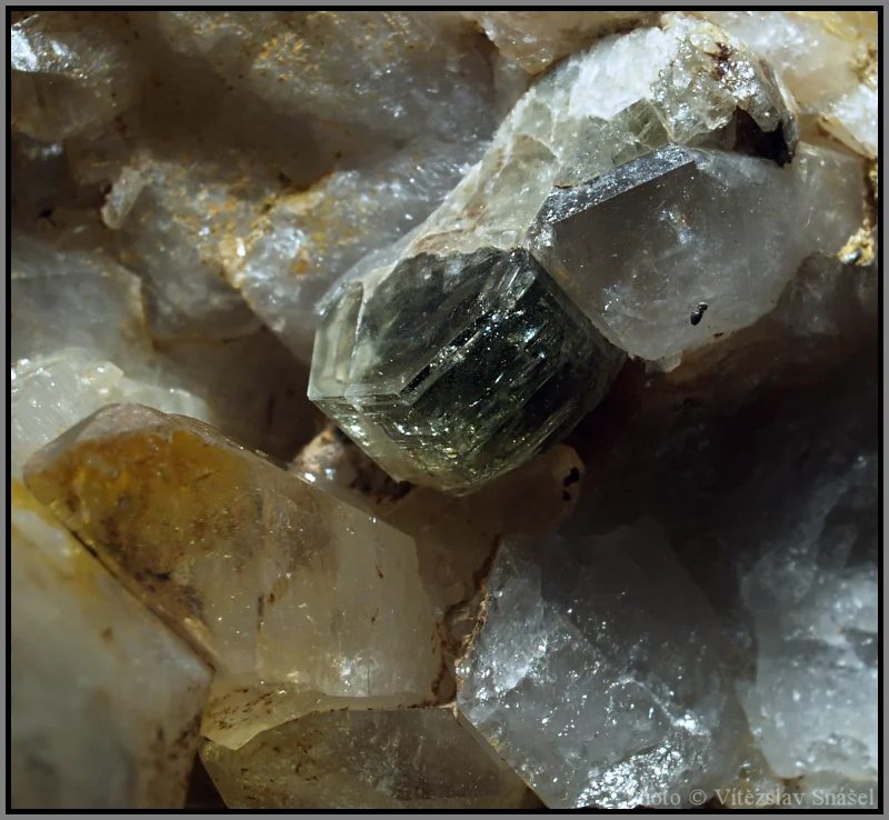 Fotografie minerálu Fluorapatit z lokality Horní Slavkov, Czech Republic