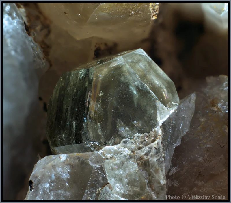 Fotografie minerálu Fluorapatit z lokality Horní Slavkov, Czech Republic