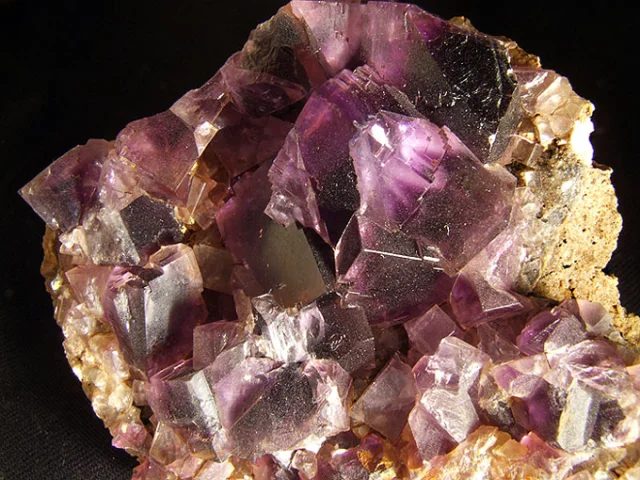 Fotografie minerálu Fluorit z lokality Berbes, Asturias, Spain