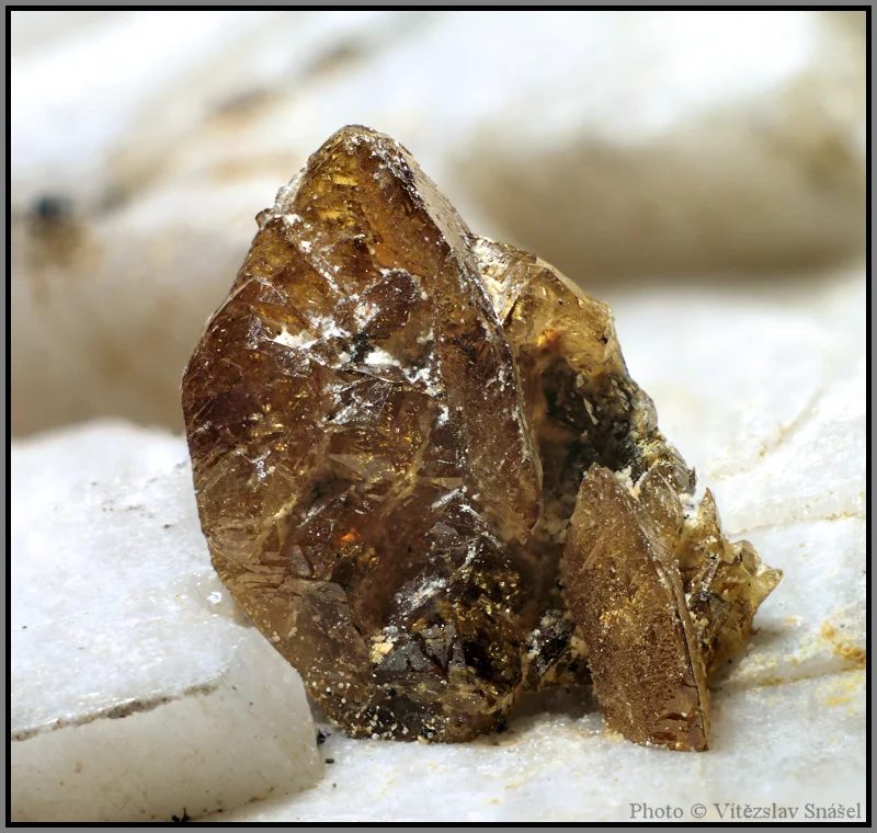 Fotografie minerálu Titanit z lokality Imilchil, Morocco