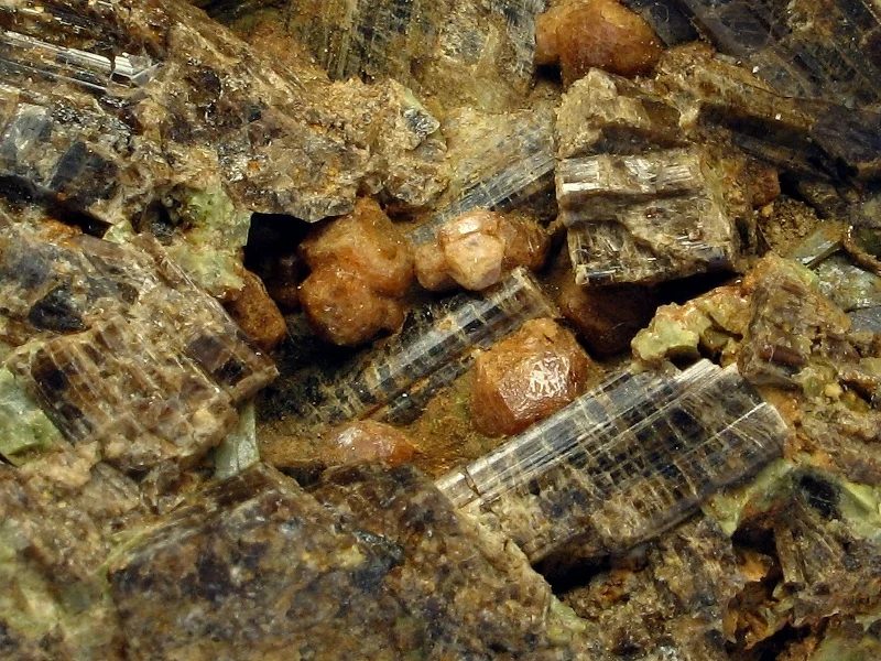 Fotografie minerálů Diopsid, Grossulár (var. hessonit), Vesuvián z lokality Žulová, Vycpálek, Czech Republic