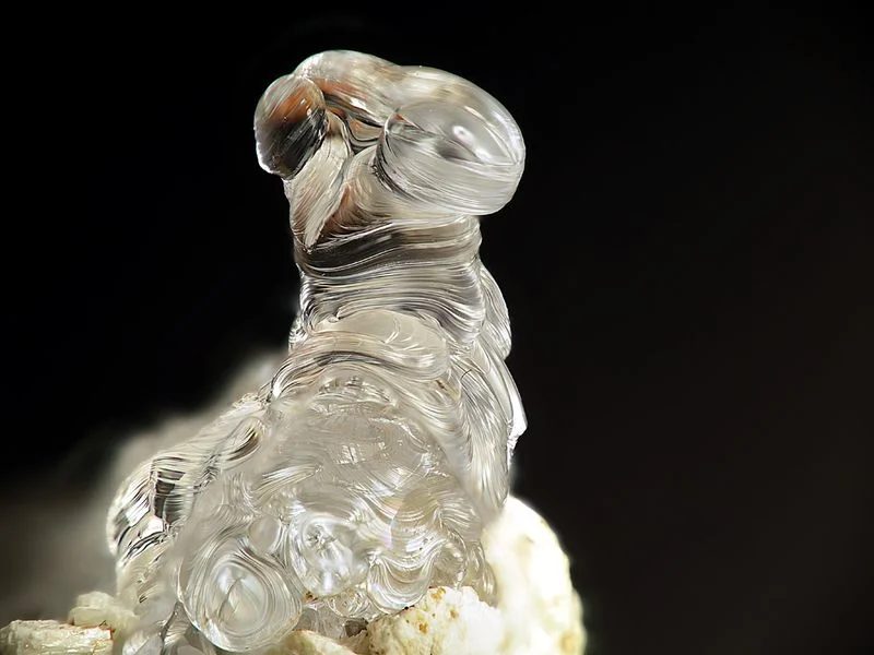 Fotografie minerálu Opál (var. hyalit) z lokality Valeč, Czech Republic
