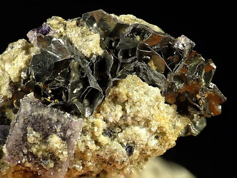 Fotografie minerálů Fluorit, Pyrhotin z lokality Krupka, štola Barbora, Czech Republic