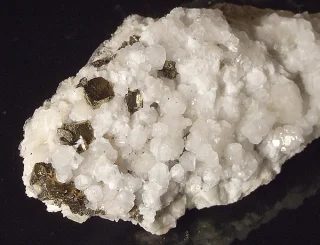 Fotografie minerálů Kalcit, Pyrit z lokality Klecany, Czech Republic