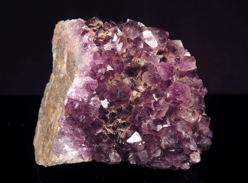 Fotografie minerálu Křemen (var. ametyst) z lokality Chomutov, Bezručovo údolí, Czech Republic