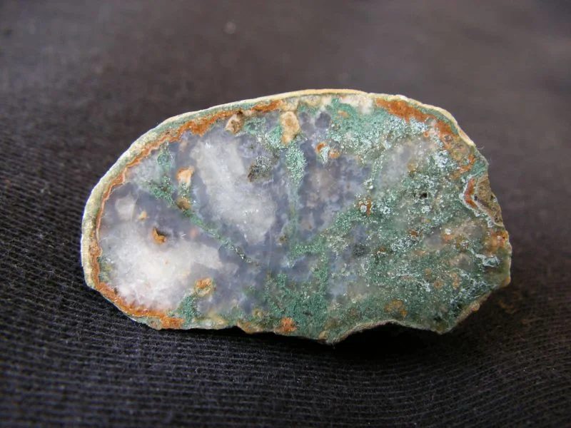 Fotografie minerálu Křemen (var. chalcedon) z lokality Hončova Hůrka, Czech Republic