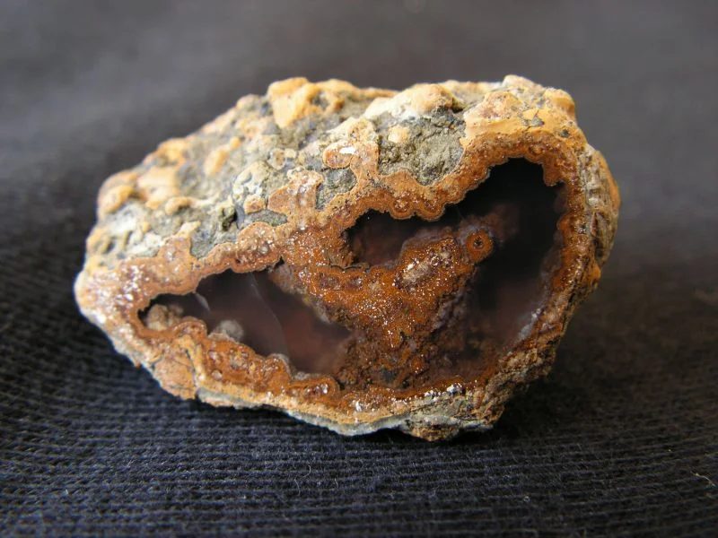Fotografie minerálu Křemen (var. chalcedon) z lokality Hončova Hůrka, Czech Republic