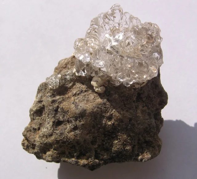 Fotografie minerálu Opál (var. hyalit) z lokality Valeč, Czech Republic
