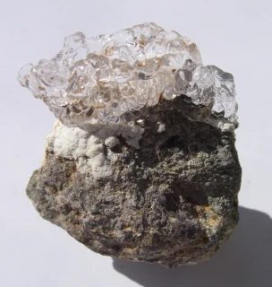 Fotografie minerálu Opál (var. hyalit) z lokality Valeč, Czech Republic