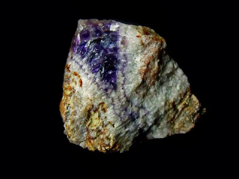 Fotografie minerálu Křemen (var. ametyst) z lokality Velká, Czech Republic
