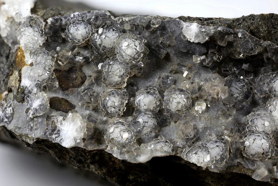 Fotografie minerálu Thomsonit-(Ca) z lokality Pustý vrch, Folknáře, Czech Republic