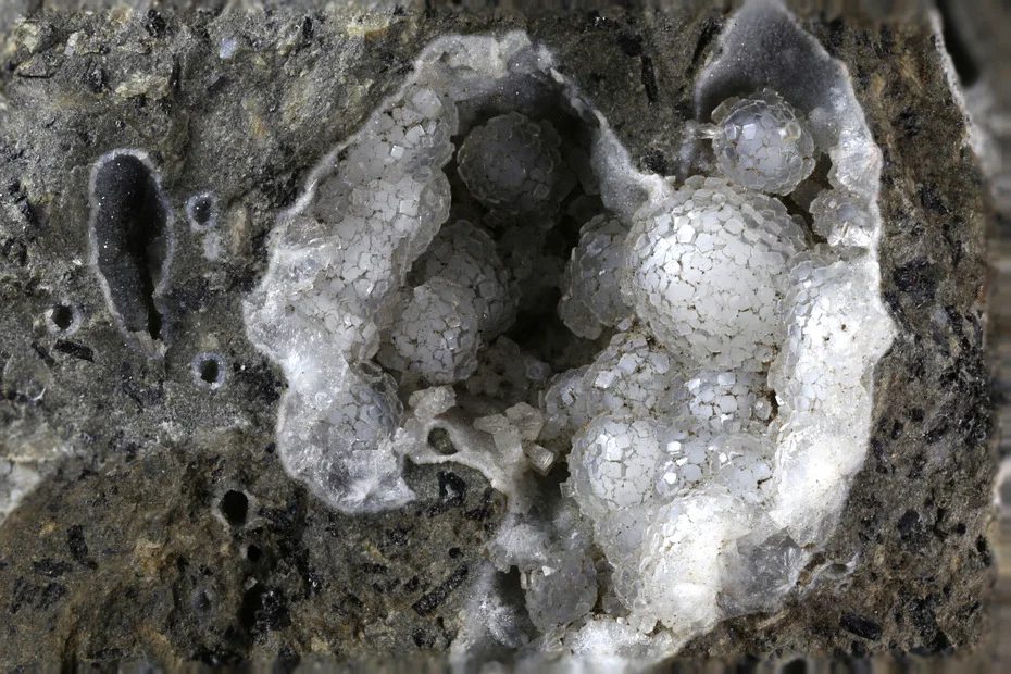 Fotografie minerálu Thomsonit-(Ca) z lokality Pustý vrch, Folknáře, Czech Republic