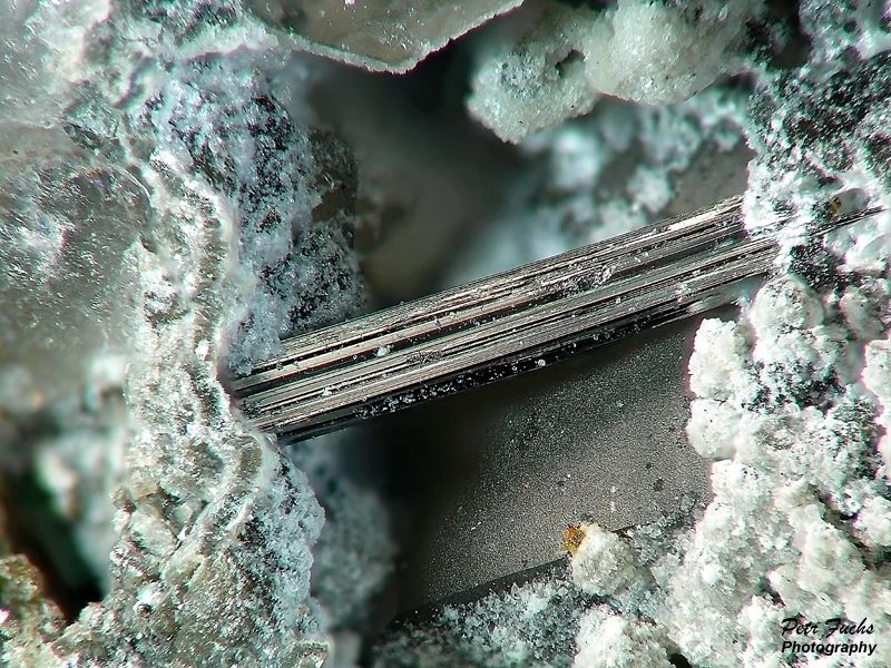 Fotografie minerálu Bizmutinit z lokality Krupka, Czech Republic