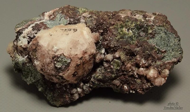 Fotografie minerálu Analcim z lokality Studenec, xx 3 cm, Czech Republic