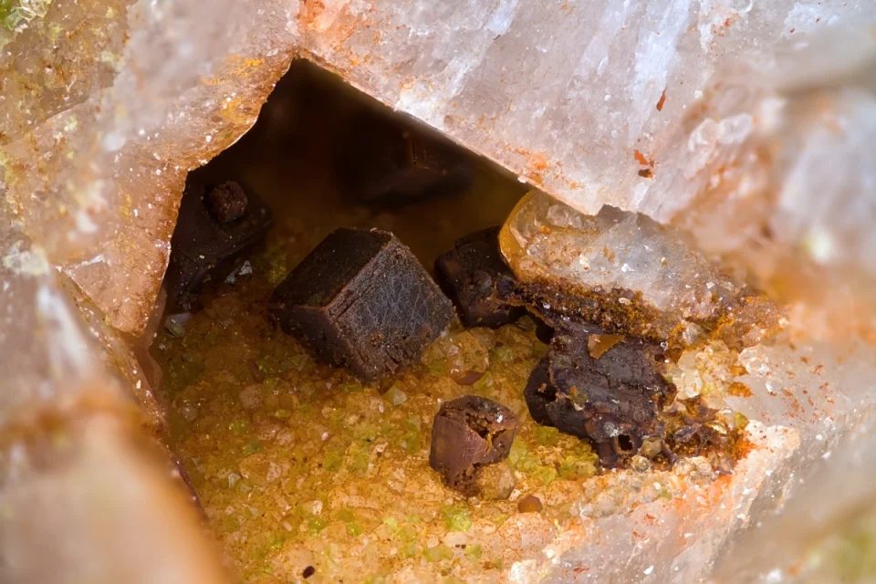 Fotografie minerálu Bariofarmakosiderit z lokality Clara mine, Denmark